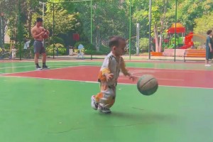 2歲小孩哥運球上籃，這一看就是沒忘干凈啊