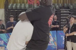 “這可能是最快結(jié)束的一對(duì)一單挑，庫里與高爾夫球手單挑籃球...