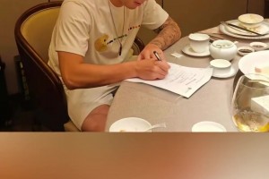 寵粉時(shí)刻！克雷桑給球迷們簽名，表情認(rèn)真