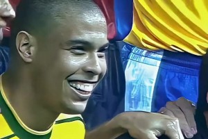 只有游戲中才會出現(xiàn)！1999年巴薩百年華誕，巴薩大戰(zhàn)巴西國家隊！