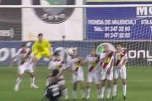 騙過防守！卡洛斯和菲戈上演任意球聲東擊西！