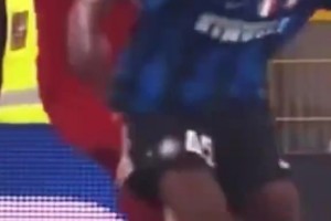 當(dāng)年這一下真狠！托蒂曾在運(yùn)動(dòng)戰(zhàn)中故意從身后爆踢巴洛特利