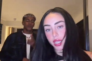 你倆真是興趣愛好玩到一塊兒的，亞馬爾和女友在酒店跳舞