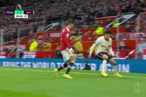 雙紅會回顧：C羅怒踢瓊斯引發(fā)沖突，曼聯(lián)災(zāi)難性的夜晚！