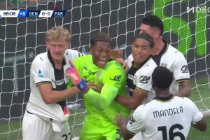 日本門神！鈴木彩艷意甲補(bǔ)時(shí)撲出點(diǎn)球！助帕爾馬拿到1分！