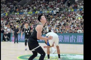 忍不住笑了！胡明軒想要分球外線，結果直接砸對手腦袋上