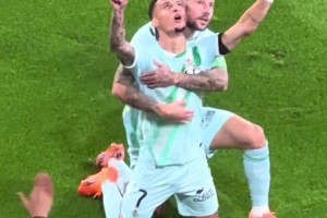 敢襲擊圓神！安東尼慶祝時遭球迷扔水瓶