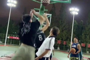 亞馬爾帶著女友現(xiàn)身國王聯(lián)賽，剛才有人說他女朋友像帶假發(fā)的福登