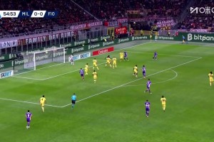 佛羅倫薩1-0領(lǐng)先！米蘭禁區(qū)內(nèi)亂戰(zhàn)，戈森斯將球擋進(jìn)球門