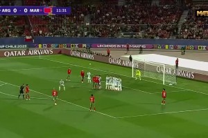 阿根廷門將出擊放倒對(duì)手VAR判罰任意球！摩洛哥任意球直接破門！