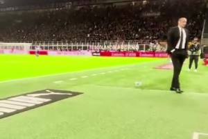 萊奧罰點(diǎn)時(shí)，阿萊格里背向球場踱步，球罰進(jìn)后也很淡定