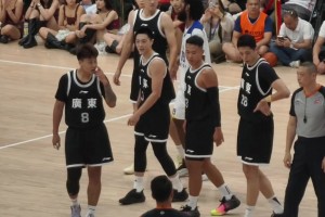 還是熟悉的周隊(duì)！周鵬場上因?qū)κ中?dòng)作直接一拳干翻對(duì)手~