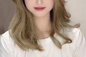 多么痛！印尼小老弟效仿C羅Siu卻不慎滑倒，一時(shí)間哄然大笑！