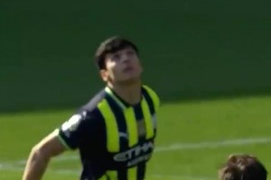 安東尼慶祝時遭到球迷投擲異物，還好隊友手速夠快接下了！