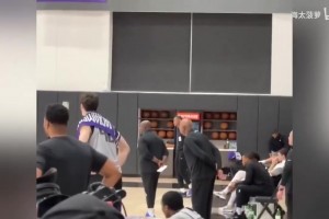 身兼多職！亨德森加練投籃，陪練的是楊瀚森隨行翻譯克里斯！