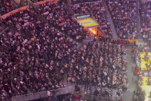 還惦記著這事湖人揭幕戰(zhàn)，全場(chǎng)球迷高喊：謝謝獨(dú)行俠GM尼科