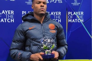 不高興上線！賽后鄧弗里斯領(lǐng)取單場MVP時(shí)也沒個(gè)笑臉