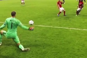 麒麟臂vs金剛腿！C羅近距離暴力射門，諾伊爾竟能單掌擋出！