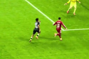 空門(mén)不傳薩拉赫無(wú)視空門(mén)的維爾茨小角度打門(mén)，維爾茨氣得跳腳