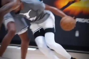 “這就是愛情～克萊女友梅根賽后來接克萊下班回家”