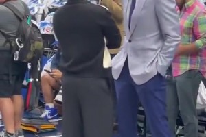 兩位這是在談什么交易呢？富保羅與獨(dú)行俠高管Nico面對(duì)面熱聊