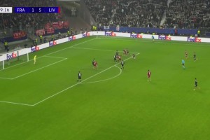 該傳??！薩拉赫無(wú)視空門(mén)的維爾茨打門(mén)被撲，維爾茨氣的跳了起來(lái)