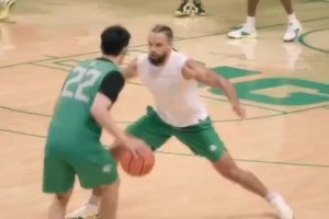 俄勒岡大學(xué)隊內(nèi)訓(xùn)練！林葳運球一步晃開到訪的學(xué)長狄龍布魯克斯！