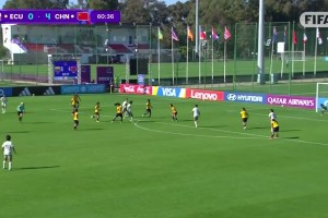 可惜了！周欣怡點球擊中立柱彈出