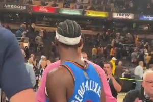 上季總決重演！猜猜賽后哈利伯頓對55分的亞歷山大說了什么？