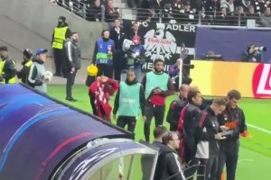 怒了！球迷現(xiàn)場(chǎng)實(shí)拍薩拉赫怒摔球衣