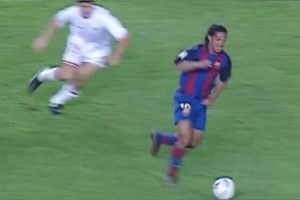 足球精靈逆天腳法！小羅盤帶“八百里外”一炮解決！