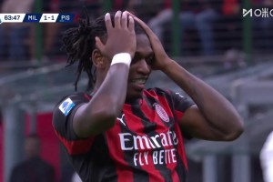 太可惜了！莫德里奇?zhèn)髑蚋７{腳后跟妙傳！萊奧抽射擊中橫梁！