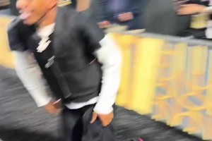 亞馬爾跳出去慶祝時(shí)還要把褲腰弄低一點(diǎn)，你小子有點(diǎn)騷