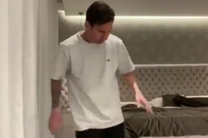 不屬于地球的球感！名場面：梅西當(dāng)年回應(yīng)哈維的顛卷紙?zhí)魬?zhàn)！