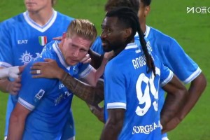 傷情很不妙！德布勞內(nèi)點(diǎn)射時(shí)受傷，直接被隊(duì)醫(yī)攙扶下場