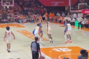 也在爭狀元！卡姆-布澤爾對陣田納西單場拿下24分23籃板！