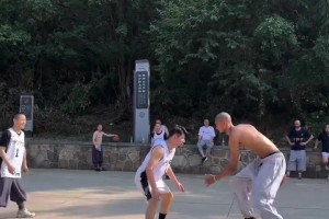 這是1999年退役的喬丹，在公牛隊訓(xùn)練1V1教育新秀科里