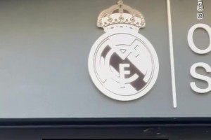 阿爾沙文穿著巴薩球衣去了皇馬球衣官方商店