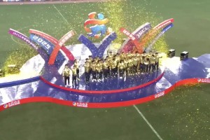 捧杯時刻！泰州隊全體成員舉起蘇超金杯慶祝奪冠