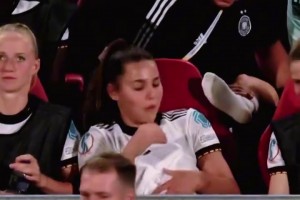 22年世界杯摩洛哥淘汰西班牙后，亞馬爾穿著摩洛哥球衣嘲諷隊(duì)友