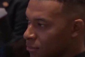 憋笑男孩！姆巴佩上演極致表情管理！被自己帥到了！