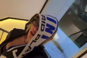 女友趁維尼修斯睡覺時(shí)偷襲：你喜歡嗎？