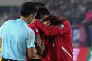 遺憾！南通隊球員李賢成失點丟冠后痛哭，主裁馬寧上前安慰