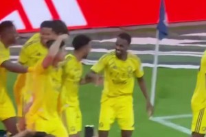 頭上帶了個(gè)啥C羅點(diǎn)射絕殺，進(jìn)球后帶隊(duì)友跳舞慶祝