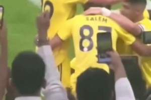 你小子可以啊！C羅慶祝絕殺時(shí)，菲利克斯為C羅戴上“王冠”