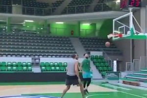 加內(nèi)特曾言：同樣7尺6，姚明移動(dòng)太緩慢，而文班卻像后衛(wèi)一樣打球