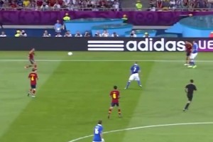 阿爾巴瘋狂超車！西班牙經(jīng)典進(jìn)球：哈維妙傳直塞助攻阿爾巴！