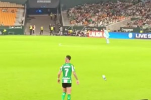 安東尼準(zhǔn)備喝水時(shí)球隊(duì)發(fā)起進(jìn)攻，立馬扔了水瓶，隨后助攻隊(duì)友破門(mén)