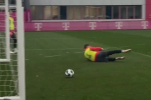 會(huì)懷念曾經(jīng)無(wú)所不能的自己?jiǎn)?？C羅任意球主罰前默默給自己鼓勁！