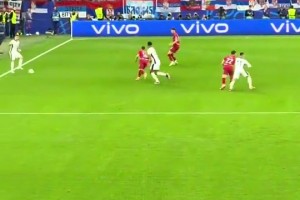 歐洲杯上，全世界球迷第一次見識(shí)到了貝林厄姆在比賽中的強(qiáng)大氣場